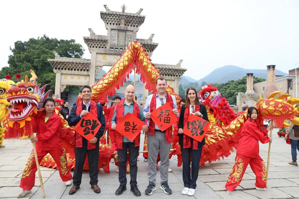 在廣東肇慶碧桂園(德慶)現代農業產業園,一個個黃橙橙的貢柑掛滿枝頭