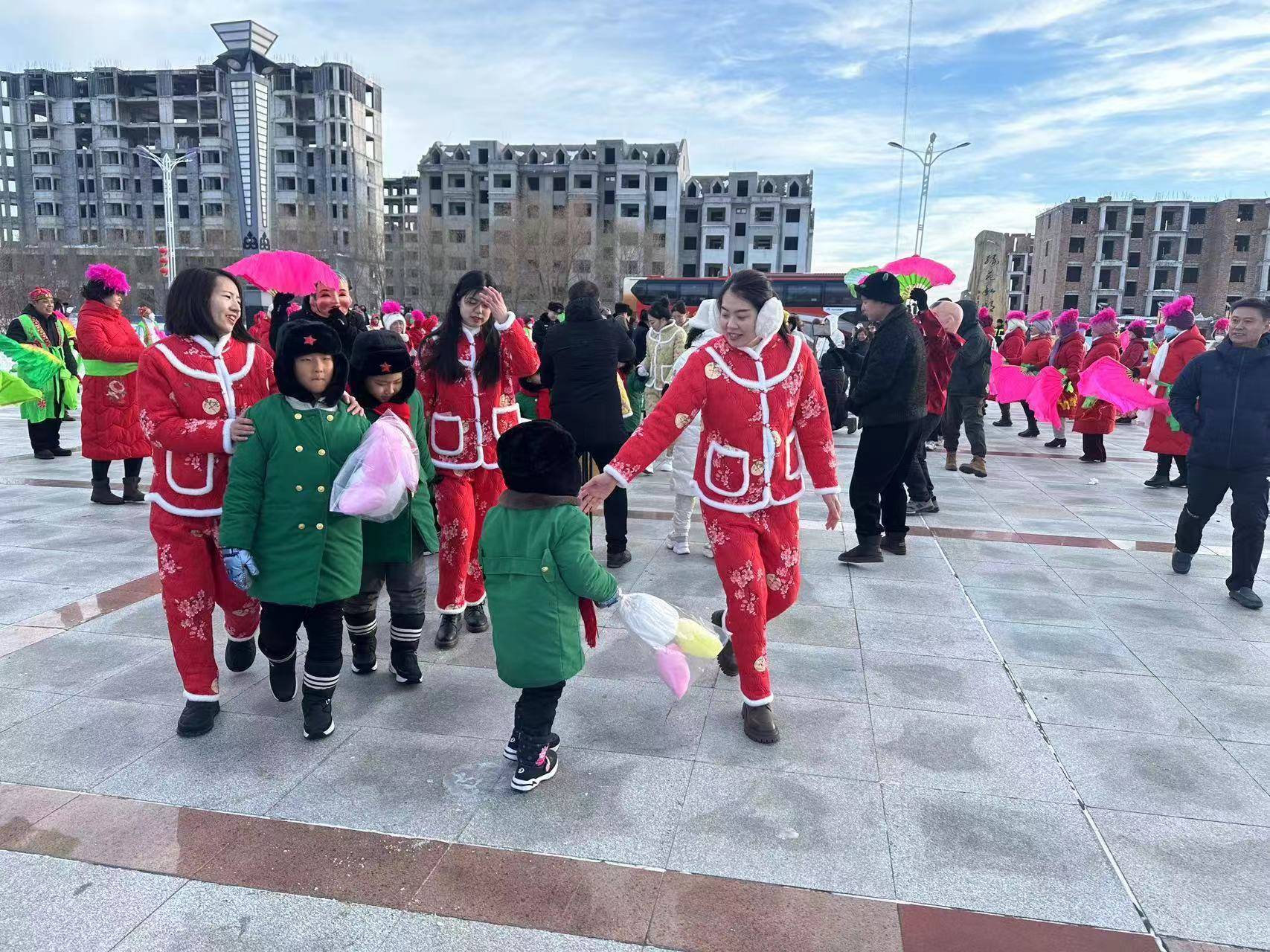 認識建國初期第一代現代化農機,坐上樑軍奶奶開過的拖拉機,當上一名