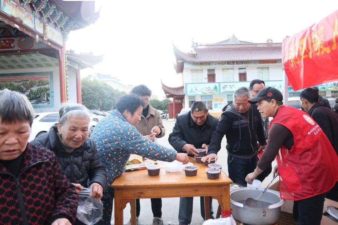 sdfd在三江新村文化礼堂,泰隆银行的工作人员们给大家讲解了金融骗局