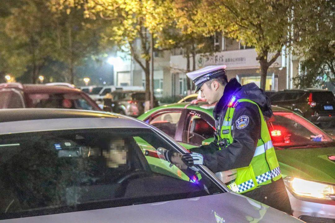 成都警察朱前名:"社恐"交警也有想守护的东西._工作_事故_驾驶员