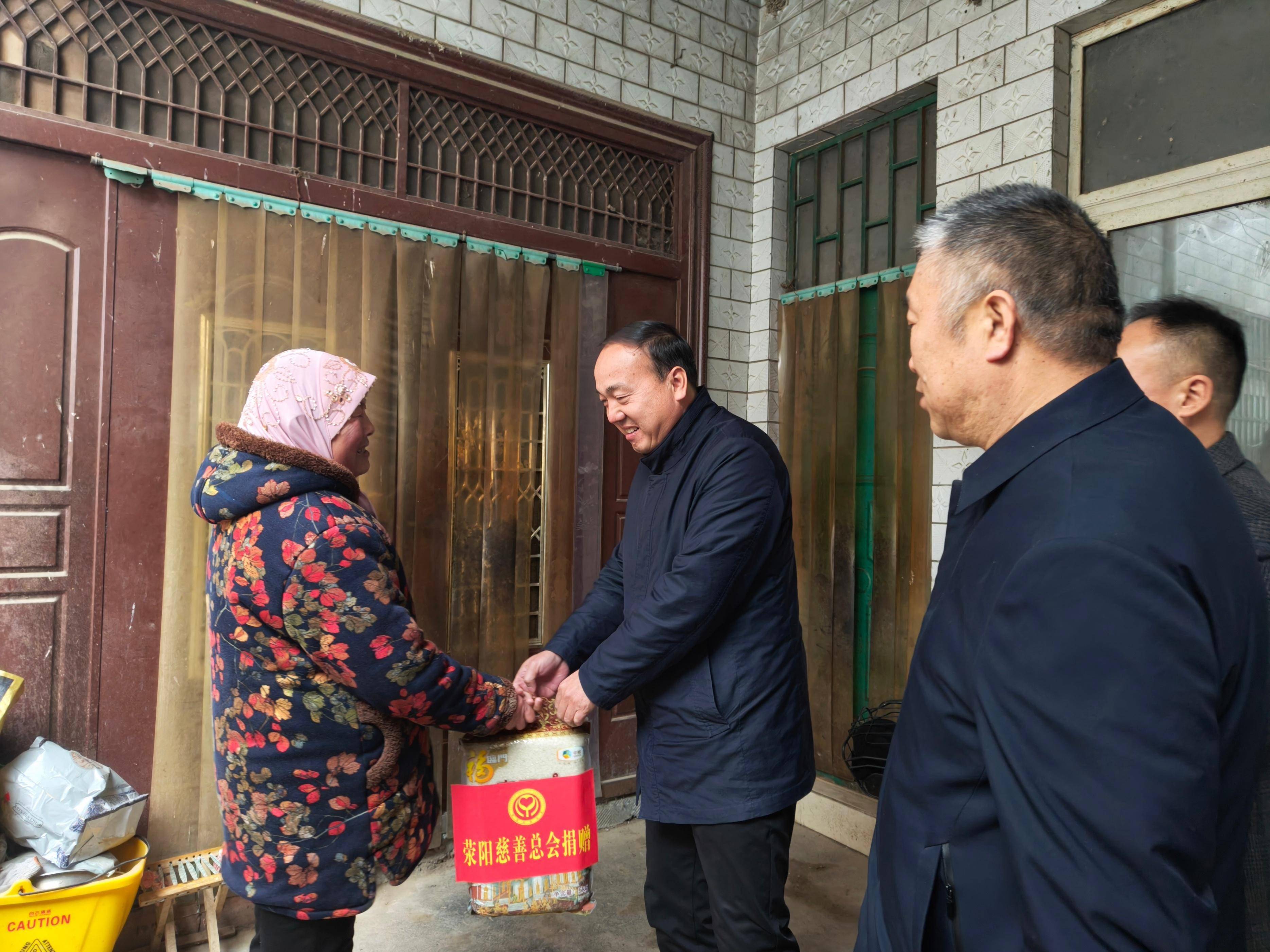 荥阳市豫龙镇开展"真情助困 温暖相伴"慈善临时救助活动_生活_姚俊峰