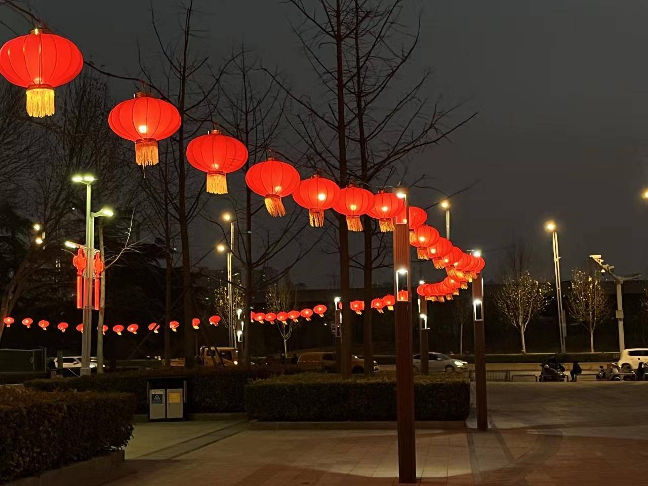 大红灯笼高高挂,郑州五一公园,雕塑公园的年味儿浓了