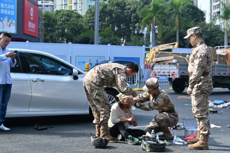 迅速指揮中隊衛生員和應急小組成員攜帶急救包,止血帶等急救用品火速