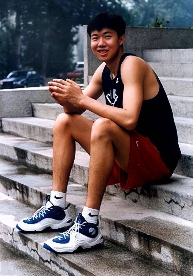 错怪篮协了!02年王治郅拒绝回国真相曝光,这名美国记者才是祸首