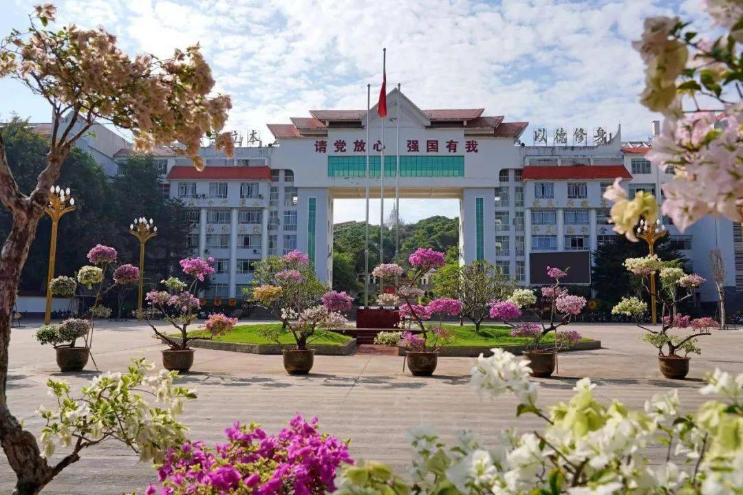 【绿美西双版纳】西双版纳州民族中学:绿打底色,美提成色,育增亮色