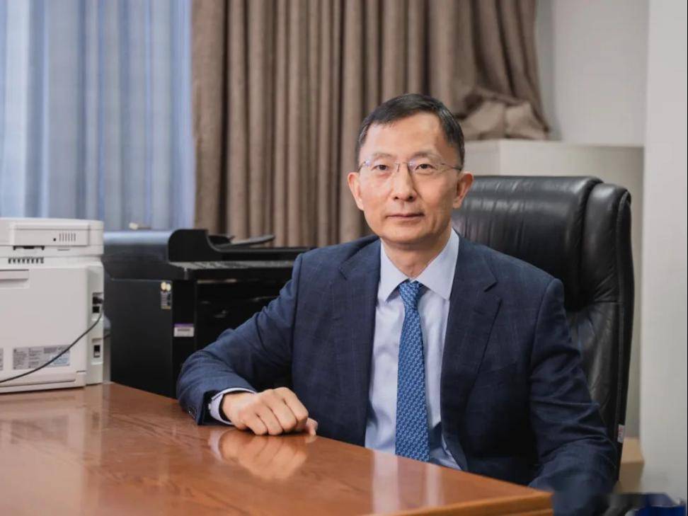 于西安交通大学清华大学校长李路明(右)为高华健(左)颁发聘书要踏入