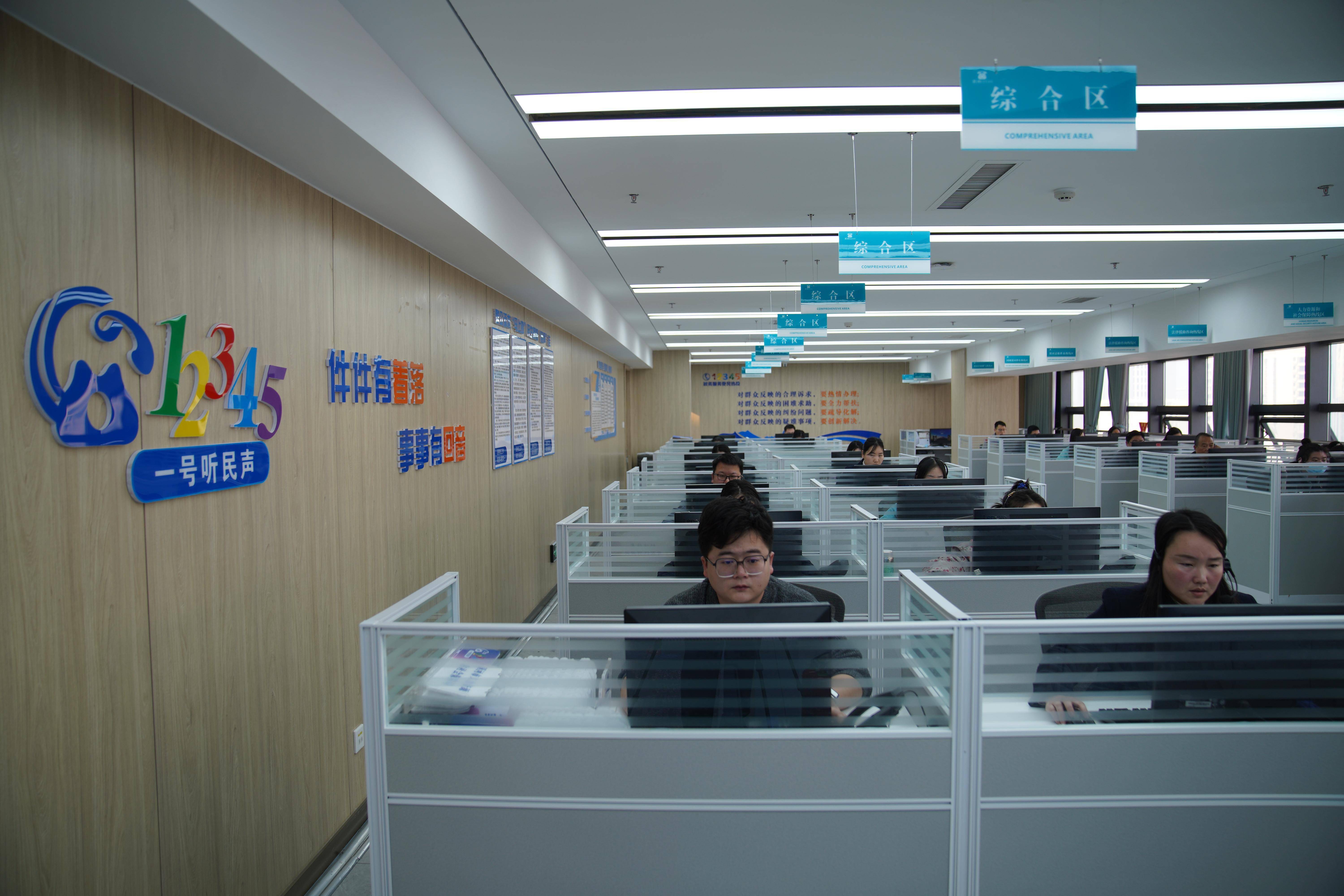 据统计,漯河市12345便民热线中心每天接线量近千件,而话务员对这些