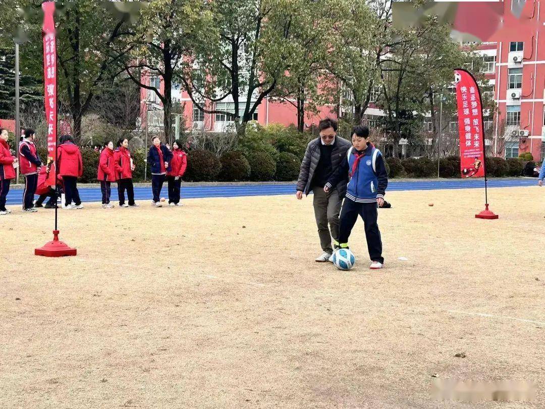 绿茵场上,学生们尽享"快乐足球"_三门中学_校园_运动