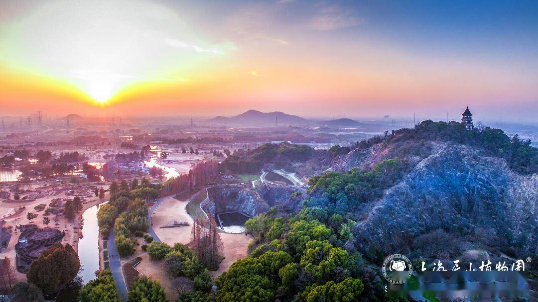 夕阳渐渐隐没在云海间登上辰山,极目远望化作来年春
