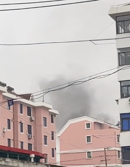 上海金山区一小区居民楼突发火灾,回应:已扑灭,2人遇难