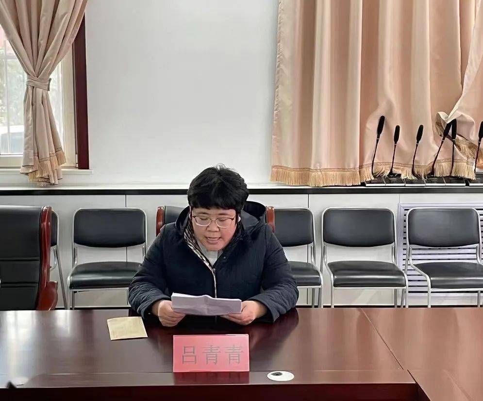 赞皇中学党支部书记,校长崔利华代表河北赞皇中学全体师生,向百忙之中