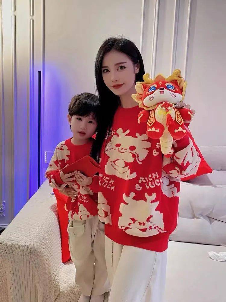 喜庆满满的 "雪中飞" 龙年亲子毛衣,这套亲子装能