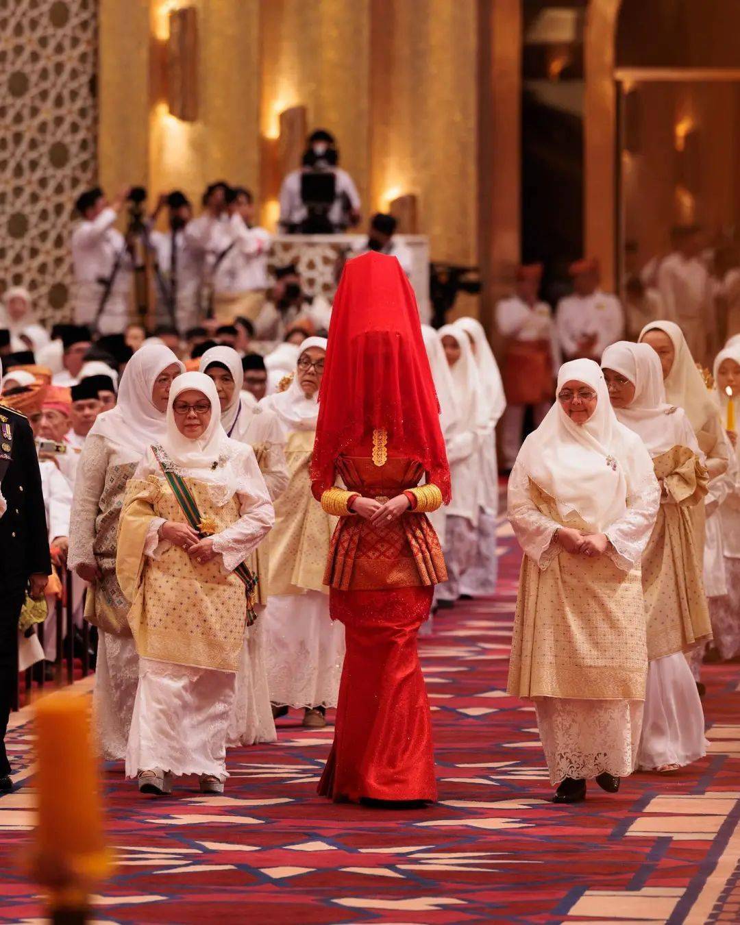 10天婚礼"壕"无人性,新娘头冠800多颗钻石美艳出圈._文莱_the_仪式