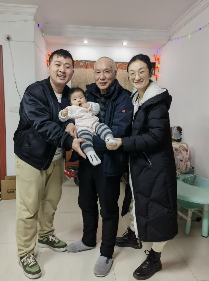 上海一房东见证租客结婚生子相伴7年还帮带娃,租客