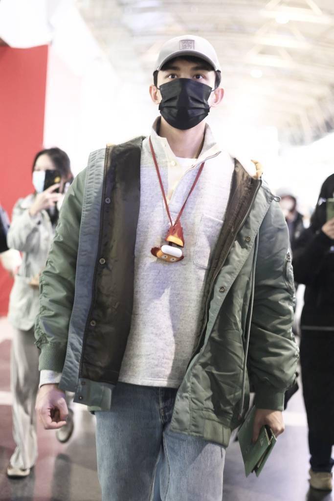 吴磊结束巴黎时装周行程机场到达 随身火苗耳机包童趣十足