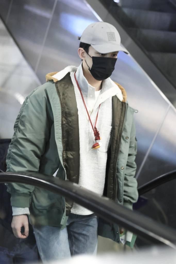 吴磊结束巴黎时装周行程机场到达 随身火苗耳机包童趣十足_loewe_男装