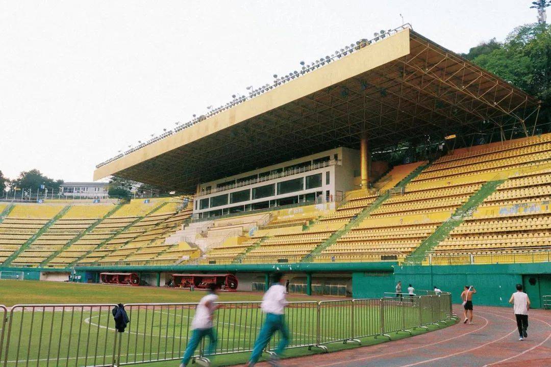 越秀山体育场,现在依旧有不少学生,街坊回到体育场跑步锻炼.