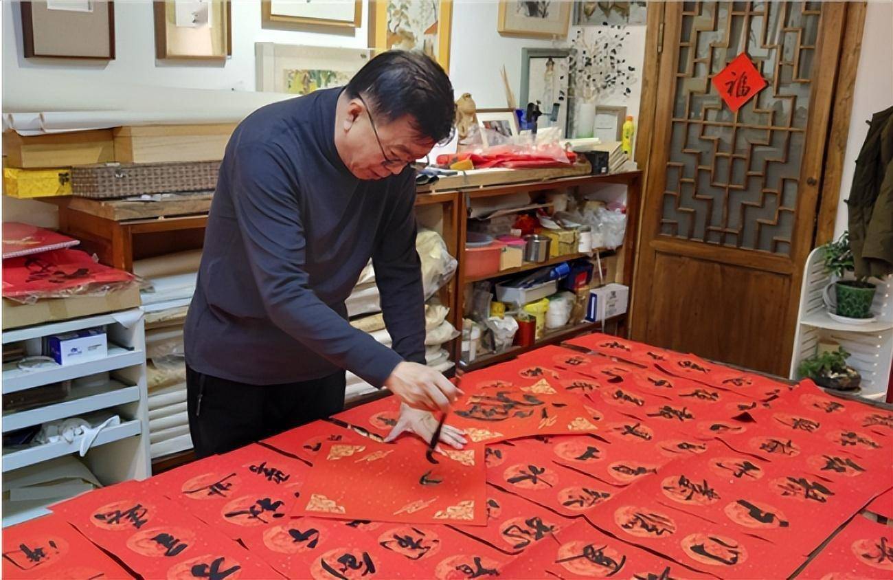 见我很好奇,工人们便争先恐后地向我介绍说,这是我们公司原董事长于