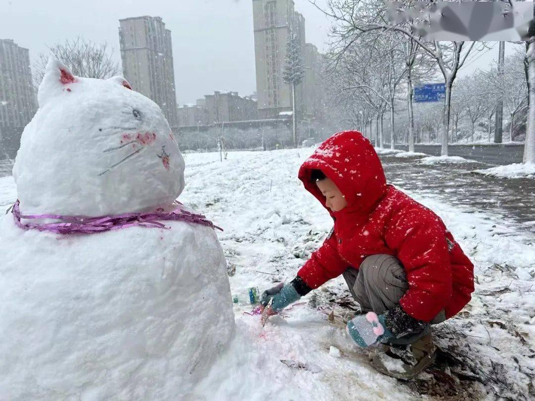 铲雪,有的负责运雪,他们用自己灵巧的小手,堆起一个特殊表情的雪人!