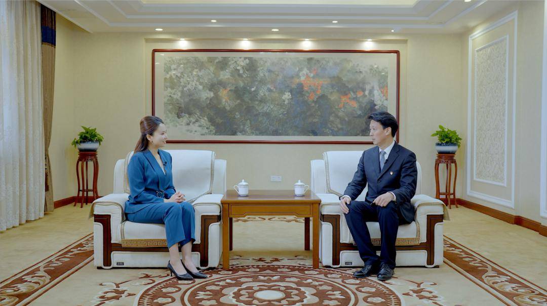 本报记者专访瓦房店市委副书记,市长李巍(右)辽宁省瓦房店市素有"中国