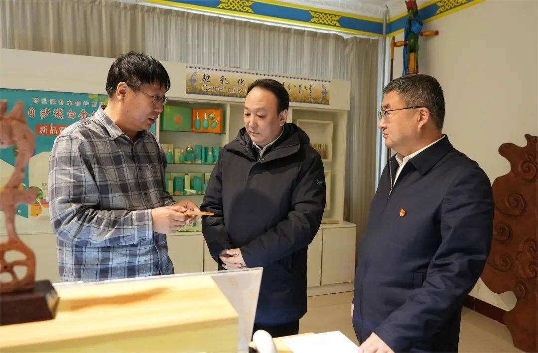 在内蒙古骆驼研究院,白海林听取相关工作汇报,详细了解骆驼科研和成果