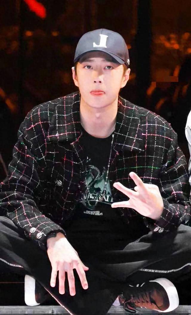 王一博太牛了,街舞播放破亿,周宇翔加王一博微信王一博暖心回复_手机