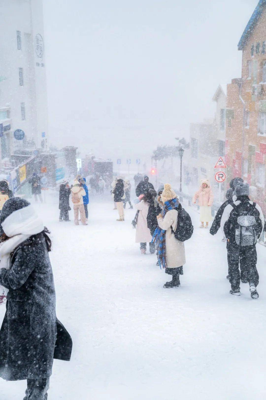 八一好吃街下雪图片