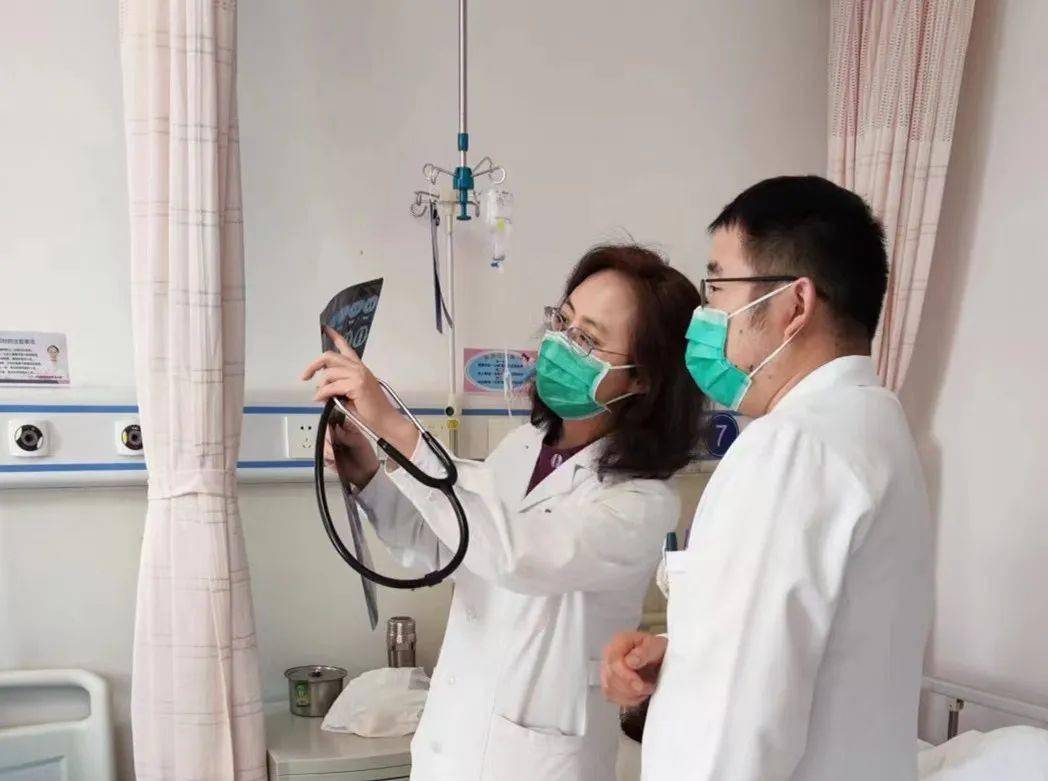 (呼吸科刘蕊主任日常工作照)由于儿童支气管镜检查(主要年龄段为2岁至