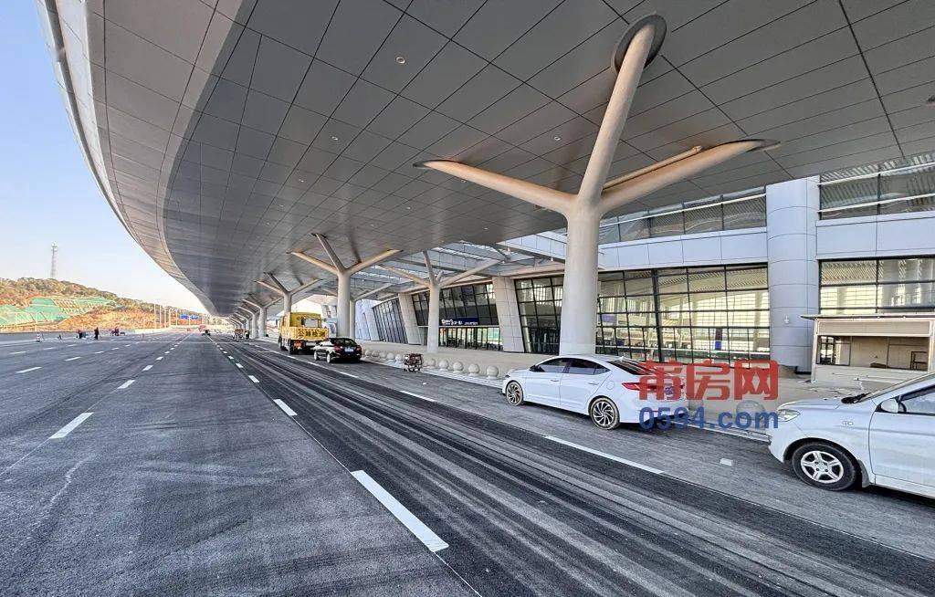 89万平方米,采用"线侧 高架候车式"站房,设计最高峰聚集人数为2000人