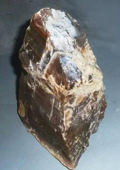 阜新玛瑙岫岩玉雕件另一类是岫岩碧玉(亦称瓦沟玉引)属蛇纹石类矿石