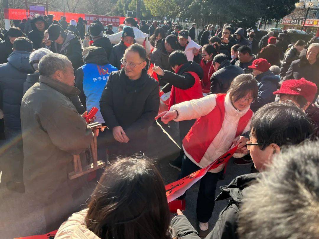 县党外知识分子联谊会与县新联会,县文化馆,县美术馆在独秀公园联合