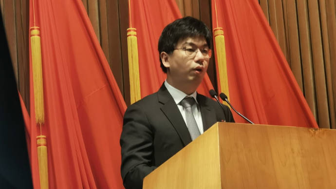 市政协委员,商汤科技董事长,首席执行官徐立在发言中说,以大模型为