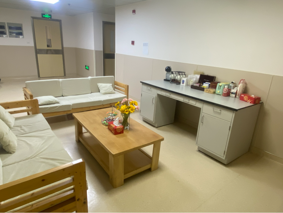 规定了:医务职工休息室要标准化建设,配咖啡机按摩椅