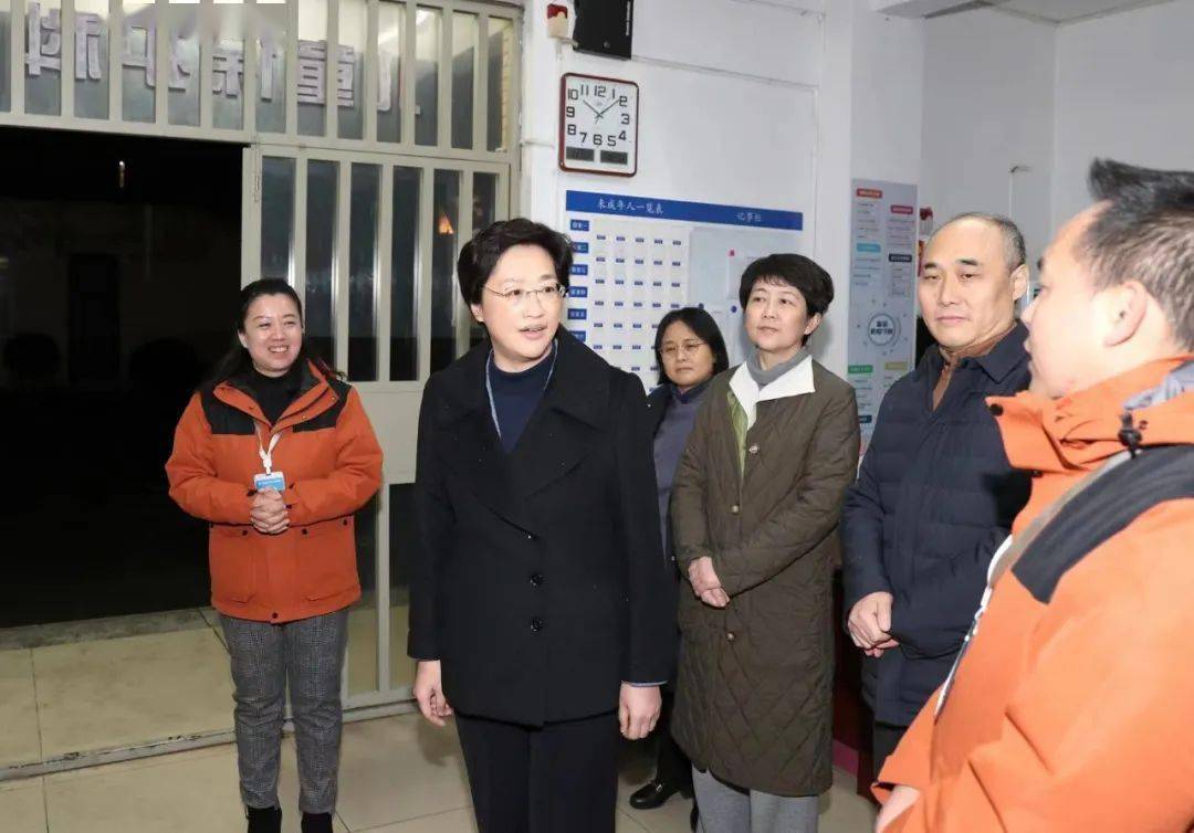施小琳在成都市救助管理站察看站内受助人员食宿,医疗,分区生活环境等