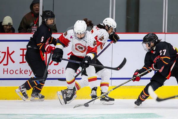 首届中国女子冰球职业联赛落幕 深圳昆仑鸿星队夺得总冠军
