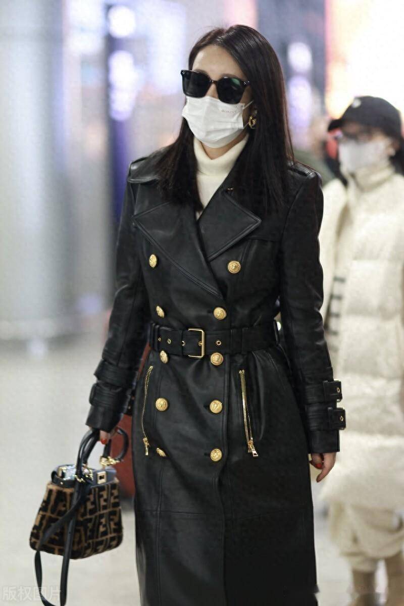 秦海璐成都机场到达,双排扣皮大衣时尚干练_四川_中长_女士