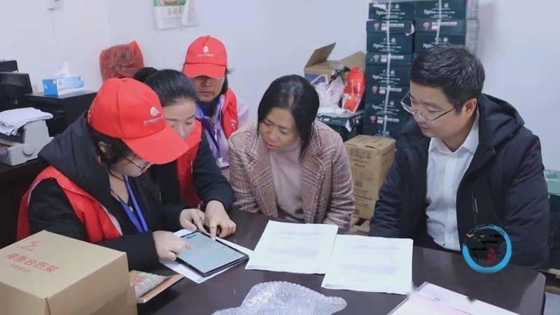 每到一处,邹俊都仔细询问经营规模,销售收入等运营情况.