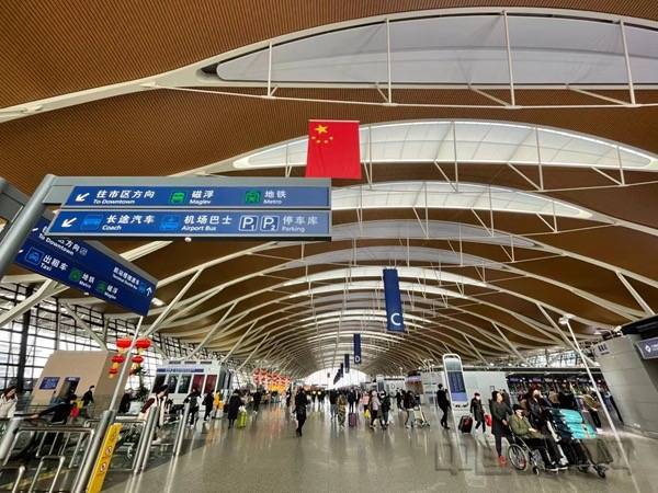 浦东机场,虹桥机场分别以瑞龙迎春福龙迎春为主题,在5座航站楼