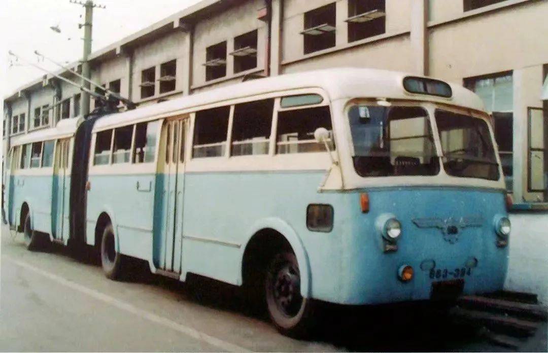 拿着旧车票,搭上"繁花"13路荡老虹口~_上海_外滩_电车