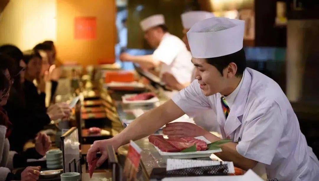 海底捞董事长张勇:我做了那么多亲情化举动,却输给一个吧台小姑娘!