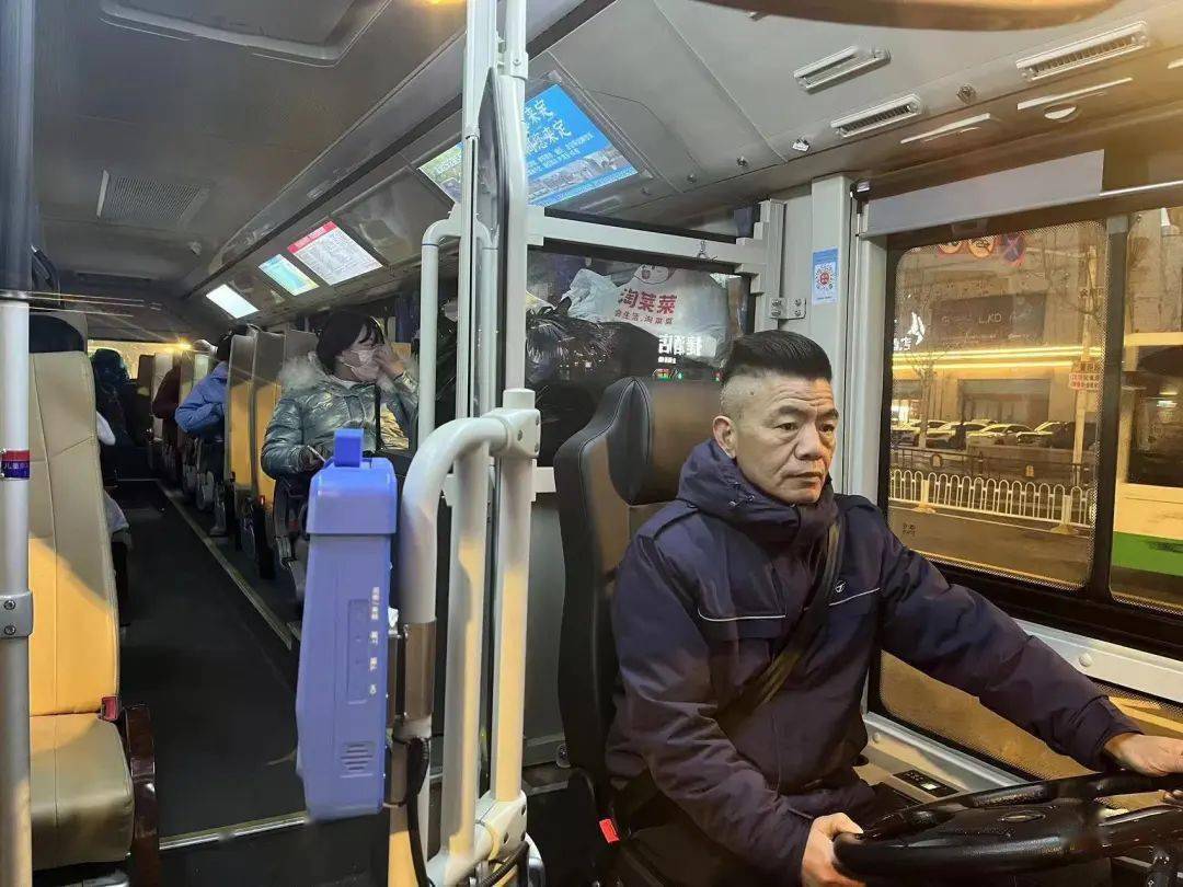 一路小跑去站点,292路公交司机开出春运头班公交车_刘帆_黄陂_头班车