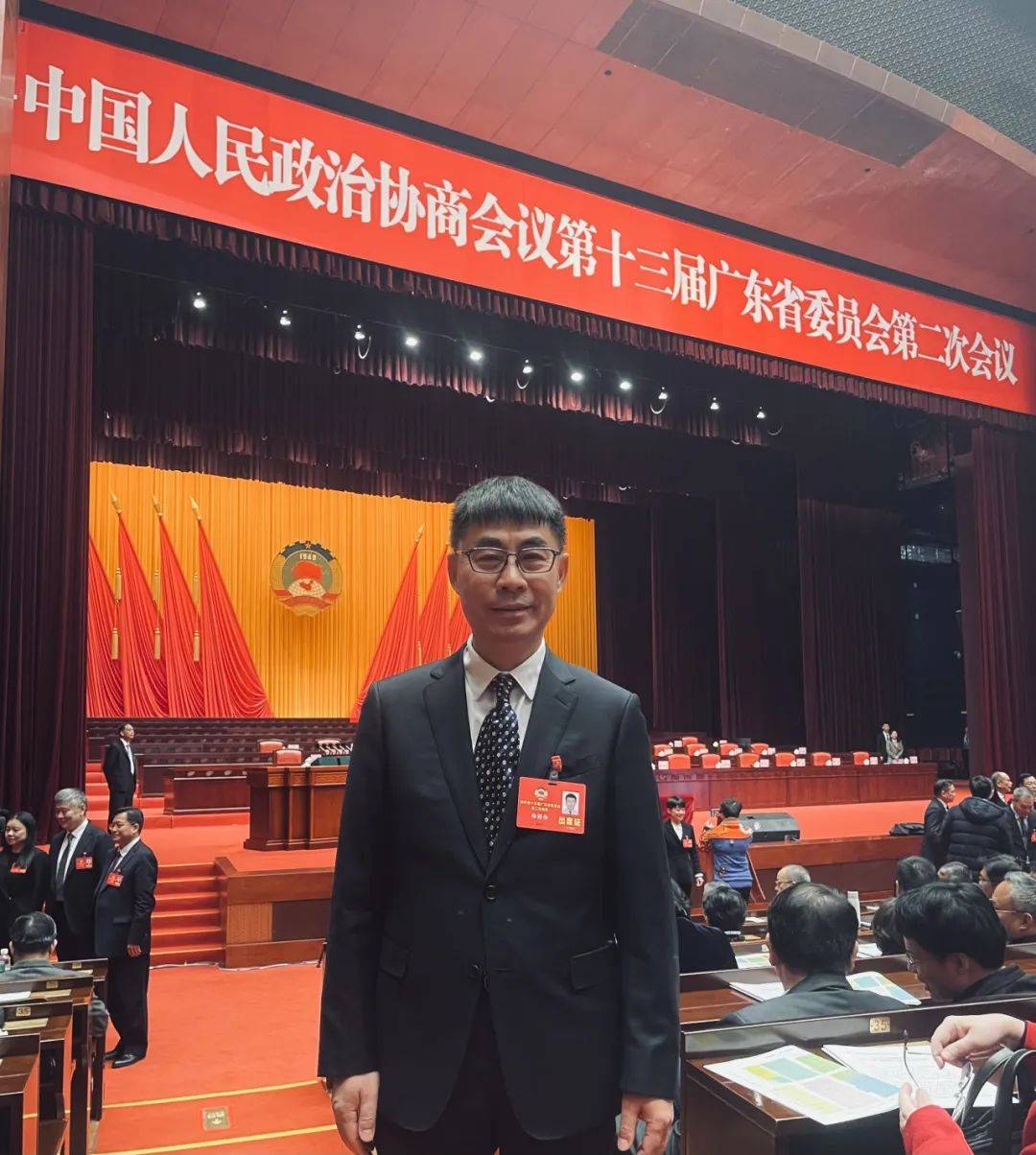 民盟广东省委会副主委,中山大学学术委员会副主任,理学部主任王雪华