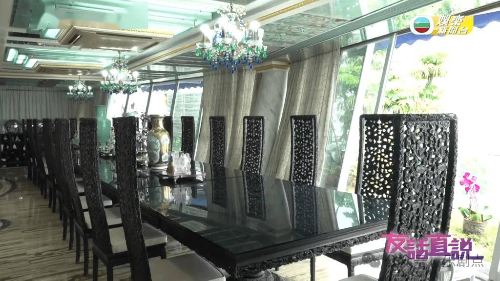 87岁富豪赵世曾豪宅大似商场,摆放巨型明朝屏风,青铜藏品当装饰_开心