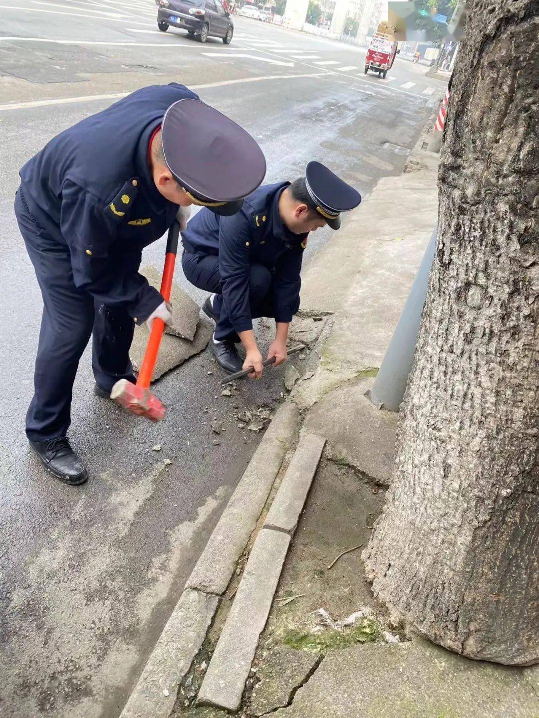 拆除私設斜坡 給城市道路減負_車輛_商戶_水泥