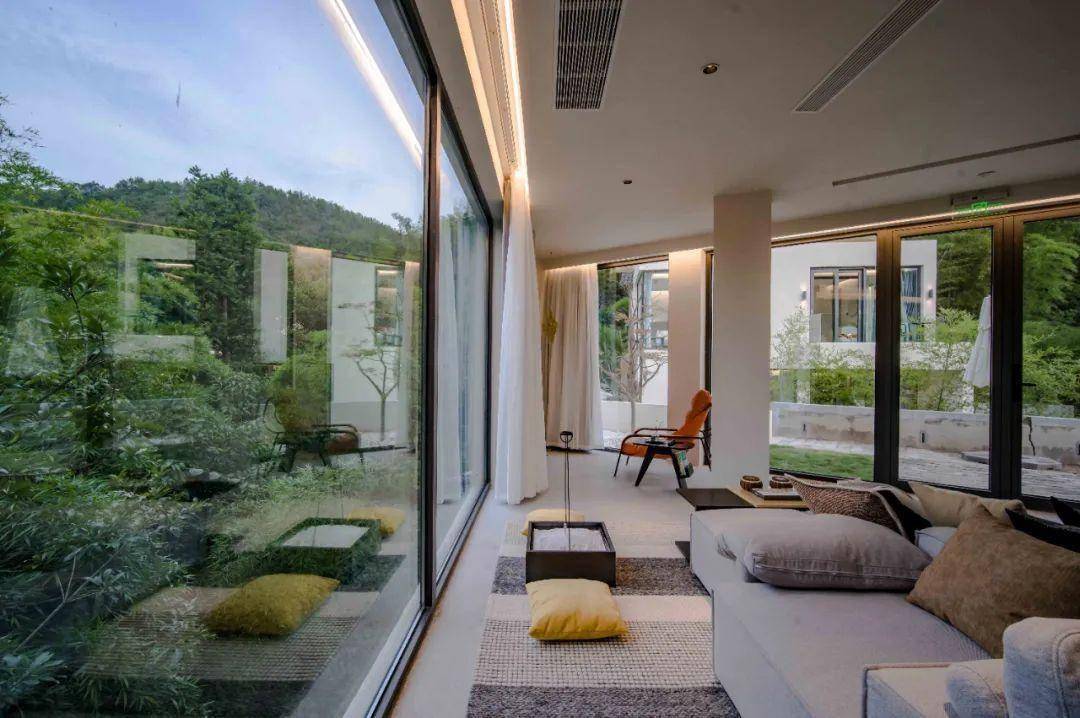 270°拥抱群山,武义的这间民宿,270°全景落地窗,超酷!