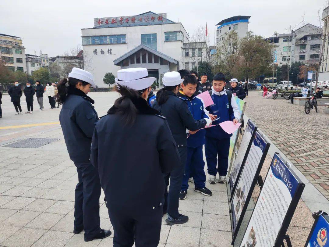 1月26日上午,松溪县春运工作领导小组组织多部门在文化广场举行春运