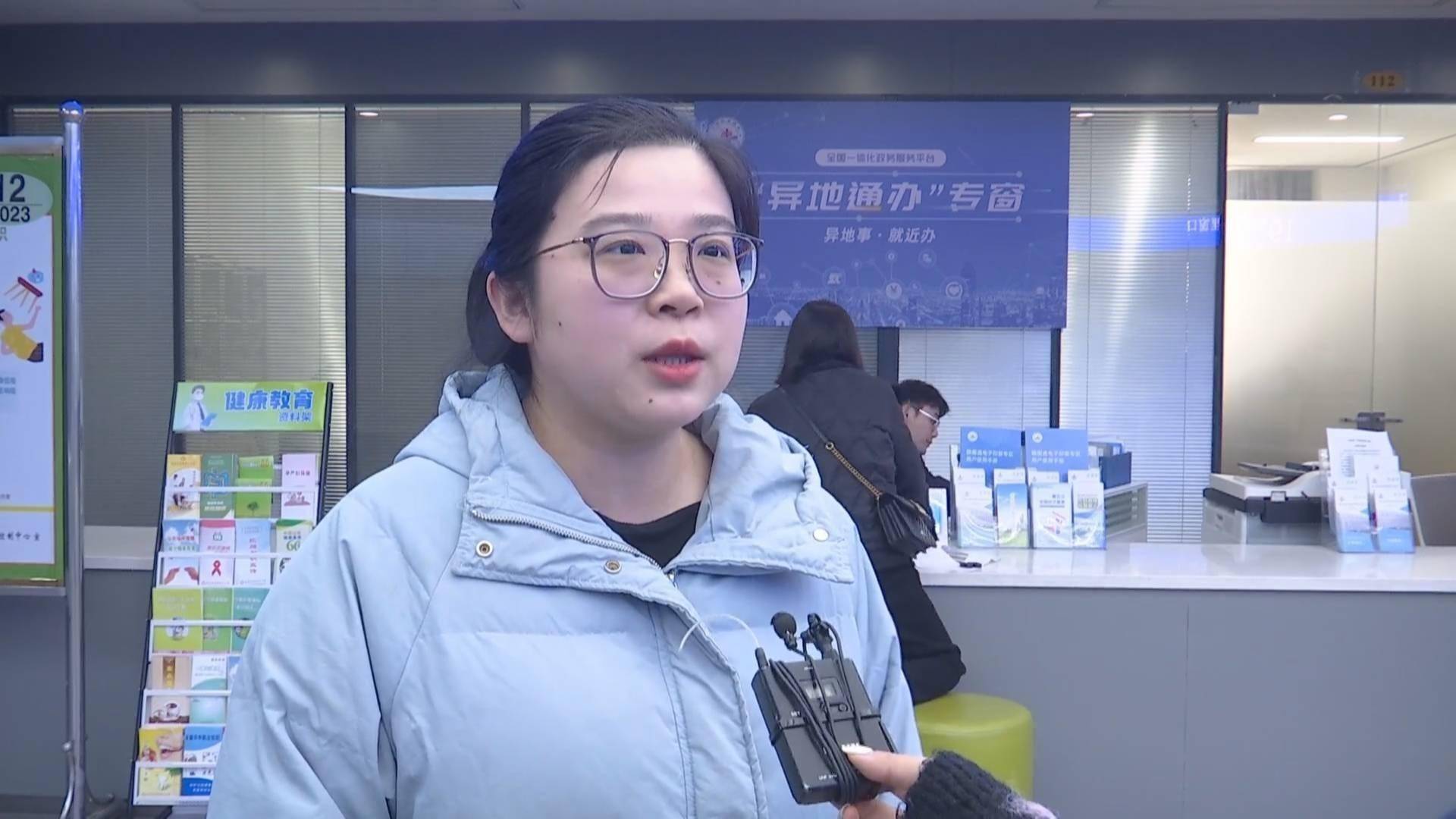 在县政务大厅"异地通办"专窗,市民胡敏宣正在办理护士执业证补领业务.