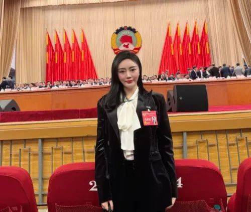 会员重庆牛鼻子文化传媒有限公司董事长有幸在现场聆听了政府工作报告