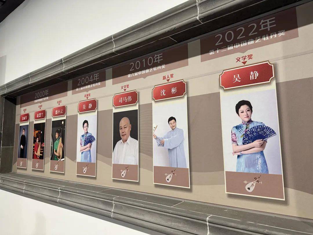 还有了许多创新,比如改编自曹禺先生著作的《雷雨》,以及由评弹演员