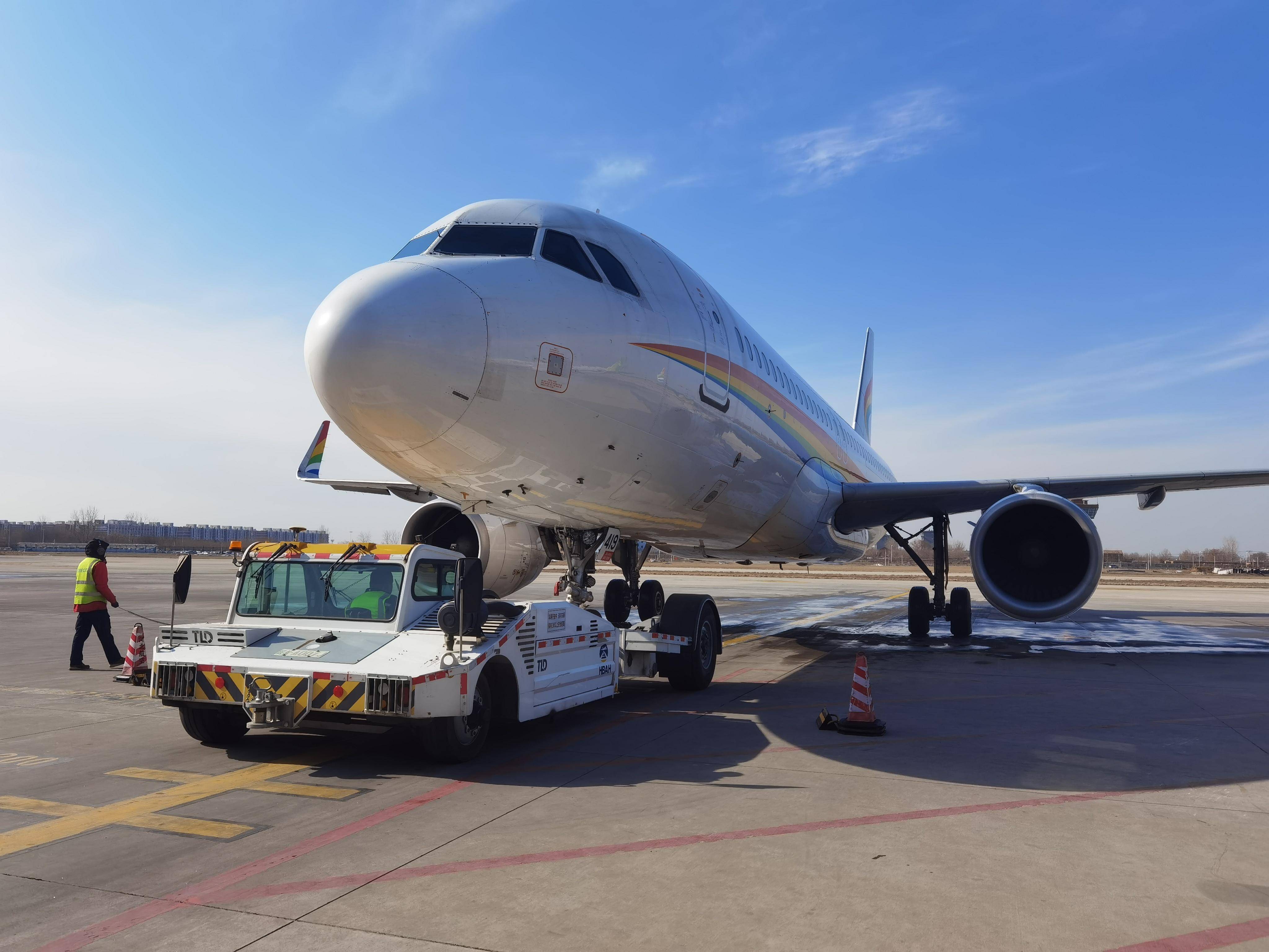 新春走基层|走近春运"守护人"——我在机场"推飞机"_李翔_牵引车_任务